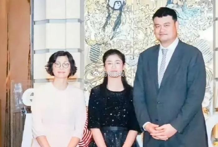 姚明女儿长得太快了？15岁身高超1米90：可惜她已放弃打篮球了？