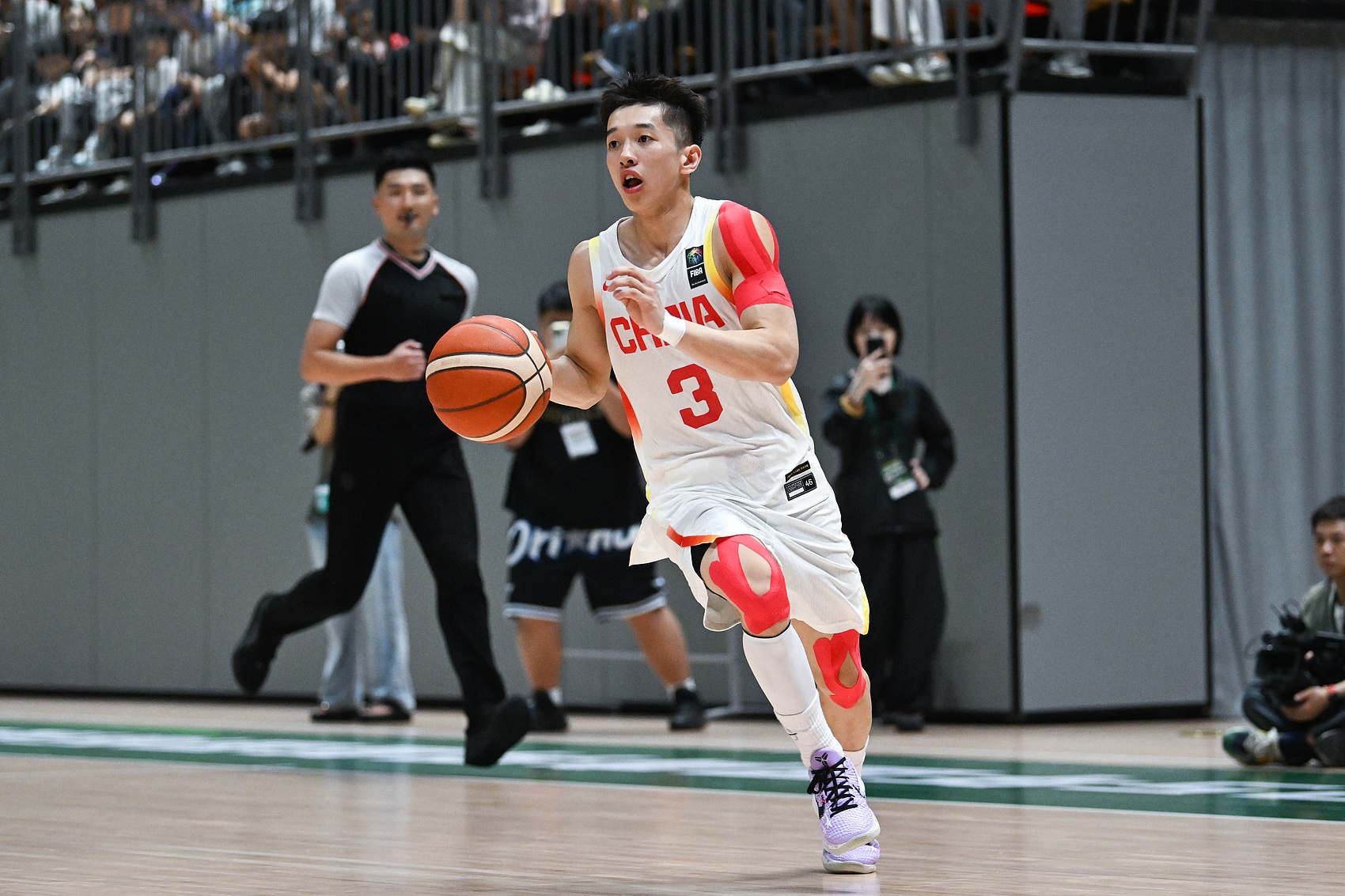 球队大脑断电😑朱正&amp;杨溢两控卫合计10失误 全队高达21次失误