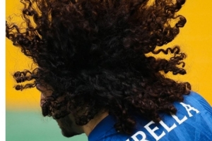 九游app-被拉头发！切尔西官推发动态，晒出库库雷利亚的爆炸头