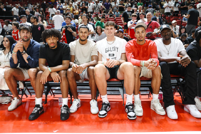 九游游戏-开拓者官博晒里斯等球员现场观赛照：拓家人现场助威