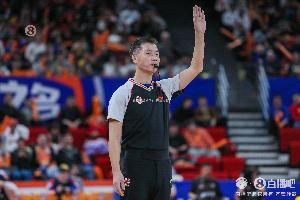 九游官网-媒体人：提前适应国际裁判尺度 避免夏天在亚洲杯中再犯错