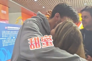 怒撒狗粮泰山赛后泽卡与女友亲吻相拥，两人甜蜜互动