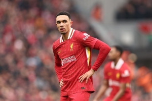 九游游戏-爱之深！球迷评阿诺德：脱衣庆祝是表示留下？还是红军最后一球？