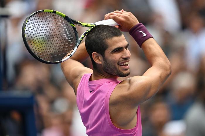 九游网页版-阿卡配合萨巴伦卡整相声大秀幽默，温网后15天特训助其成00后首富